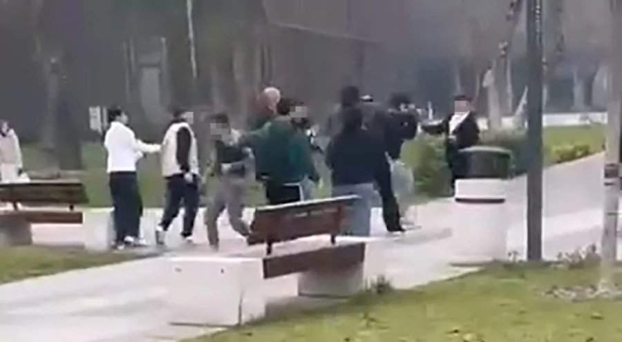 İnegöl Kent Meydanı'nda gençler kavga etti