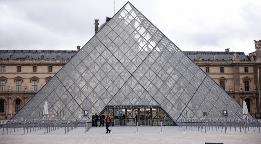 Louvre grev nedeniyle kapalı
