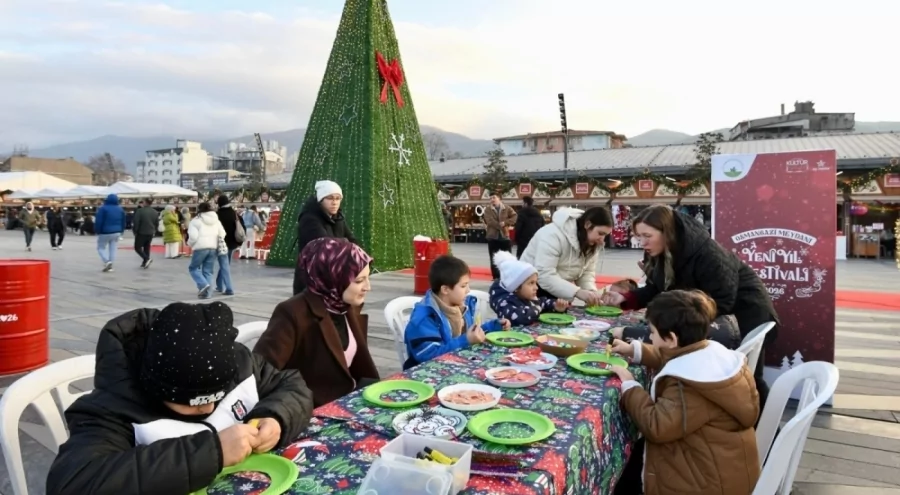 Bursa'da Osmangazi Meydanı Yeni Yıl Festivali ile şenlendi