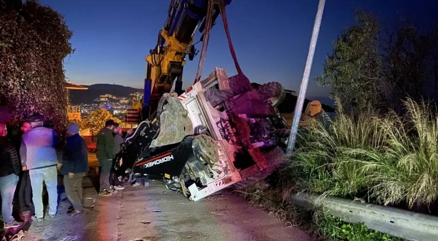 Bursa'da vinçten düşen kepçe paniğe neden oldu: Yaralanan yok