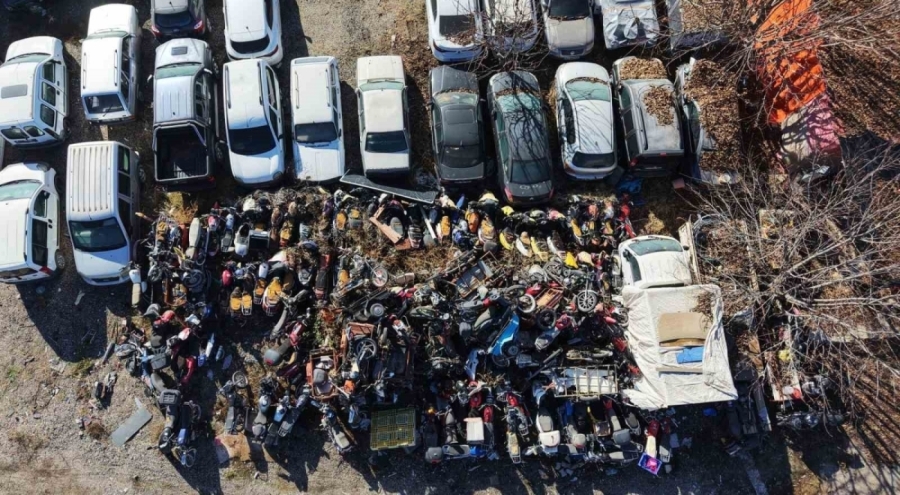 Yüzlerce araç yosun tuttu: 500 milyon TL'lik milli servet çürüyor