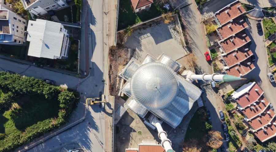 Bursa'da istinat duvarı ve yürüyüş yolu cami ile Kur'an kursunun üzerine çöktü