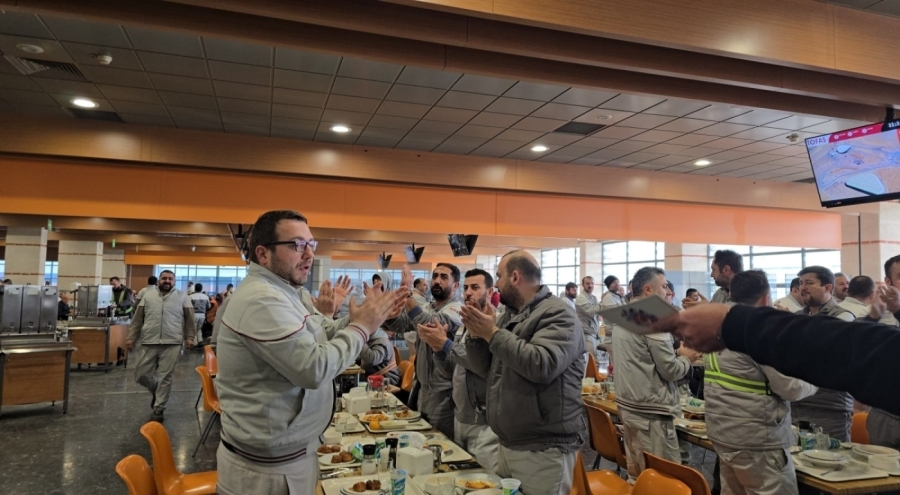 TOFAŞ'ta toplu sözleşme çıkmazı: İşçiler yemekhanelerde çatal-kaşıkla eylem yaptı