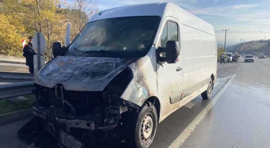 Mudanya'da seyir halindeki minibüs alev aldı: BUSKİ ekipleri ilk müdahaleyi yaptı