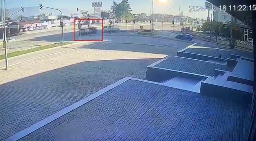 Bursa'da kırmızı ışık faciası: Kavşakta çarpıştılar