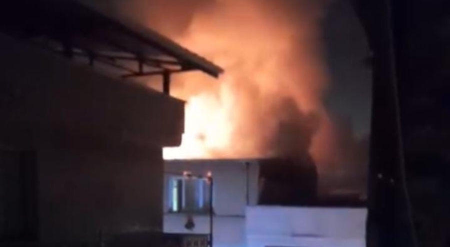 Bursa'da çatı katında gece yangını: Mahallede panik yaşandı