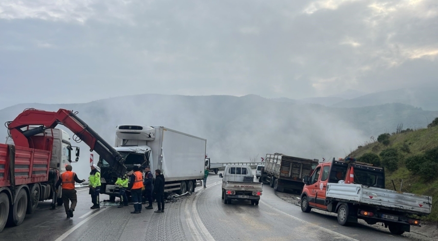 Bursa'da iki kamyon kafa kafaya çarpıştı: Sürücü kabinde sıkıştı