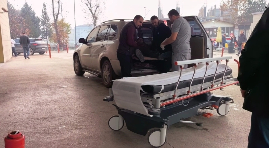 İnegöl'de mobilya fabrikasında kaza: Devrilen suntaların altında kalan işçi yaralandı