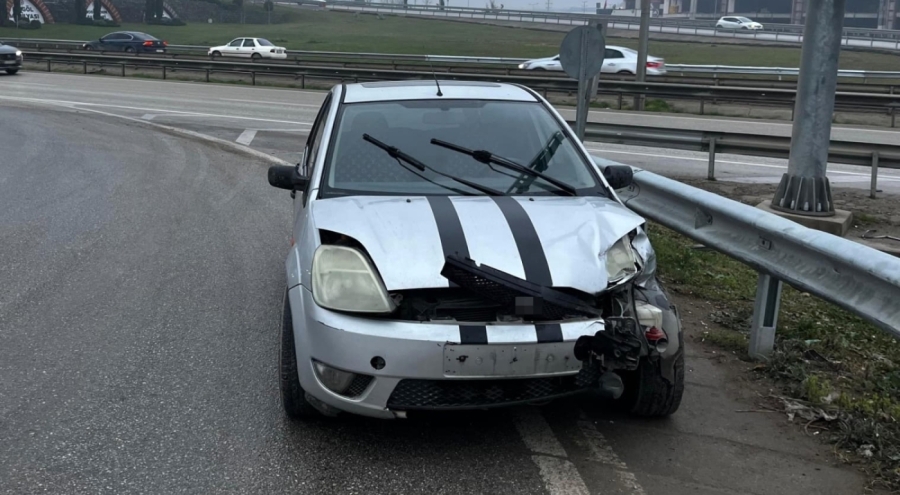 Bursa'da kontrolden çıkan otomobil bariyerlere çarptı: Karı-koca yaralandı