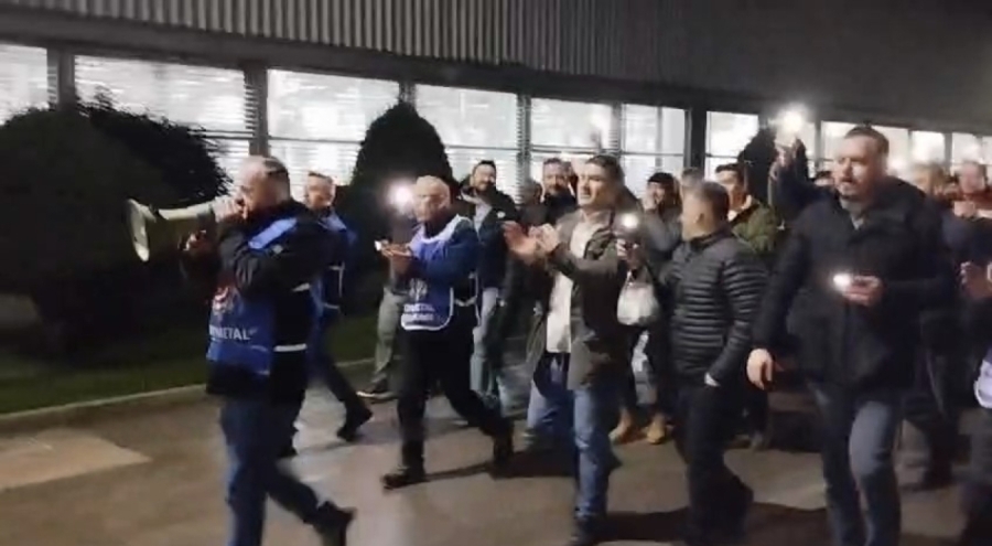 Bursa'daki Bosch işçileri, TİS çıkmazı sonrası "ışıklı eylem" yaptı