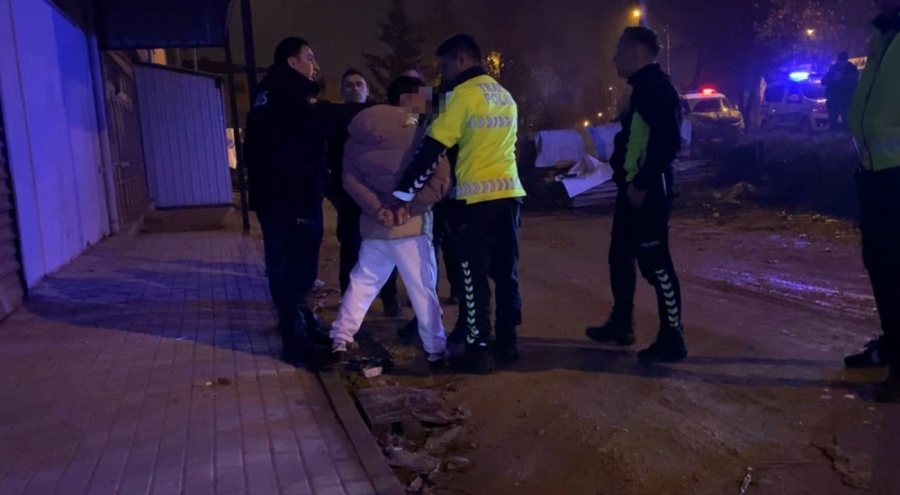 İnegöl'de alkollü motosiklet sürücüsü ve yolcusu polise zor anlar yaşattı