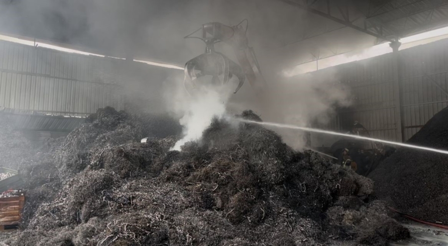 Bursa'da metal geri dönüşüm fabrikasında yangın: Alevler kısa sürede büyüdü