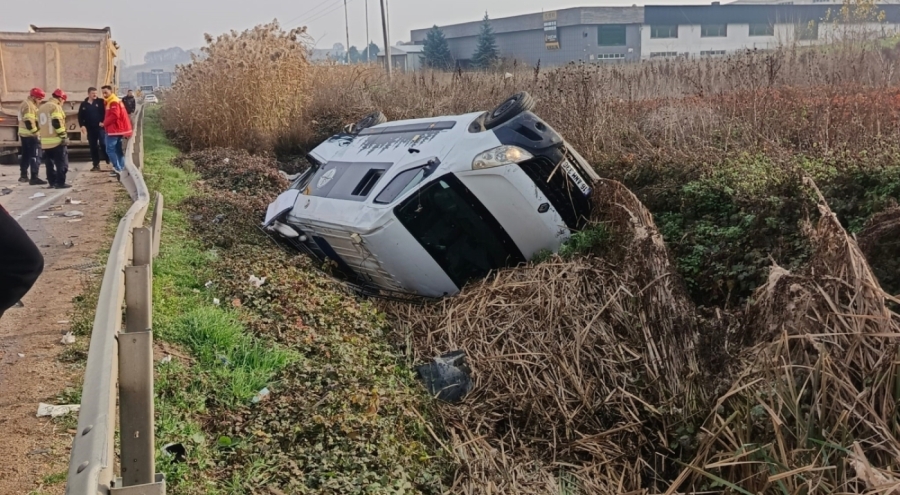Bursa'da tırla çarpışan karavan minibüs şarampole yuvarlandı: Kadın sürücü yaralandı
