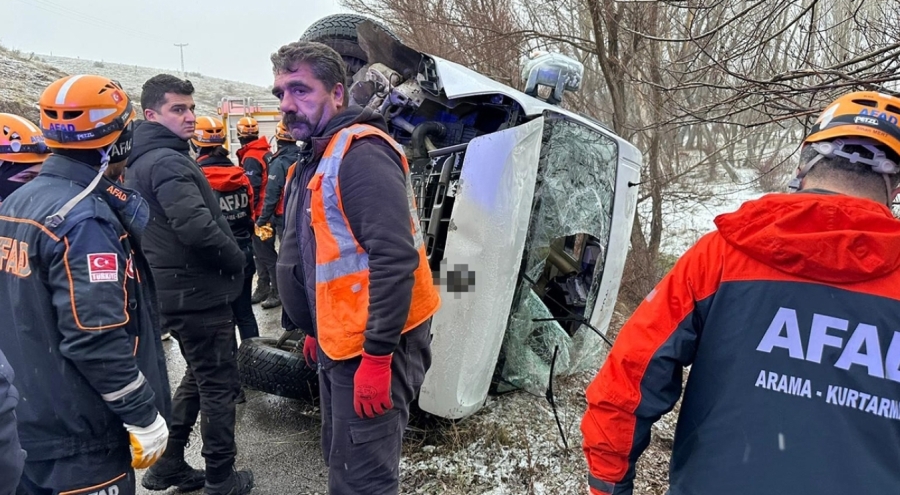 Buzlanma kazası: Öğrenci servisi yan yattı, 14'ü öğrenci 15 yaralı