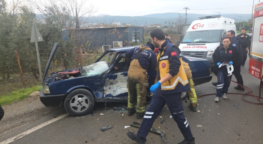 Bursa'da Kamyonet ters yönden gelen otomobile çarptı