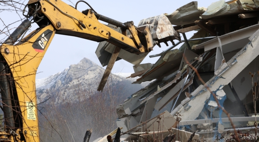 Uludağ'ın güzelliklerini mahveden yapılar yerle bir edildi