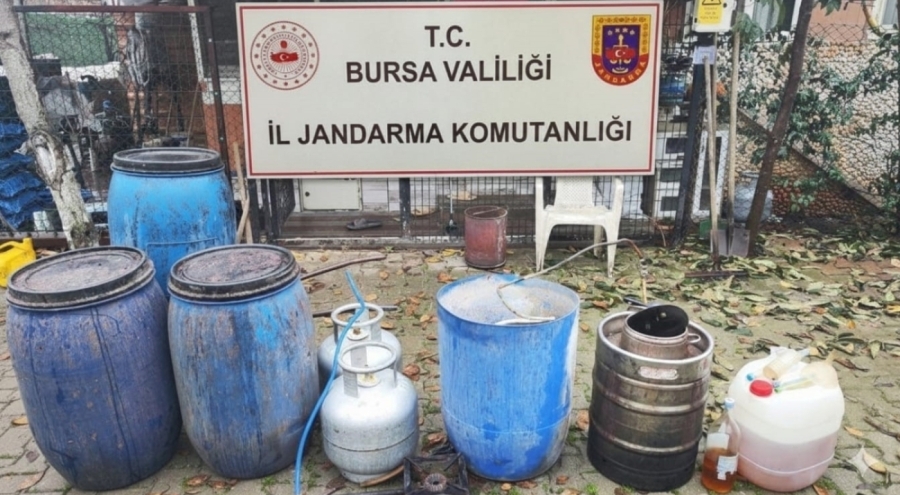 Bursa'da yılbaşı öncesi 495 litre kaçak içki ele geçirdi
