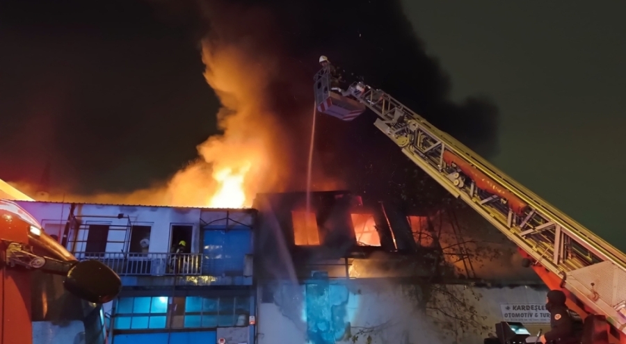 Bursa'da iş yeri yangını: Alevler 4 işletmeye sıçradı