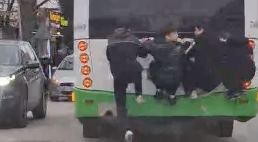 Bursa'da 4 lise öğrencisi otobüsün arkasına tutunup yolculuk yapt