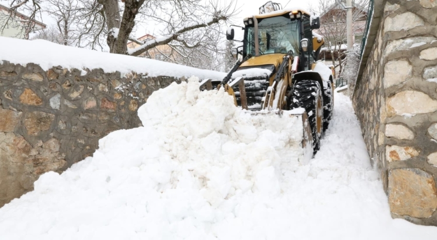 Osmangazi'de karla kapanan yollara anında müdahale