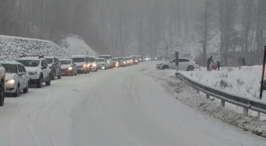 Uludağ dönüşü çileye döndü: Zincirsiz araçlar yolu kilitledi