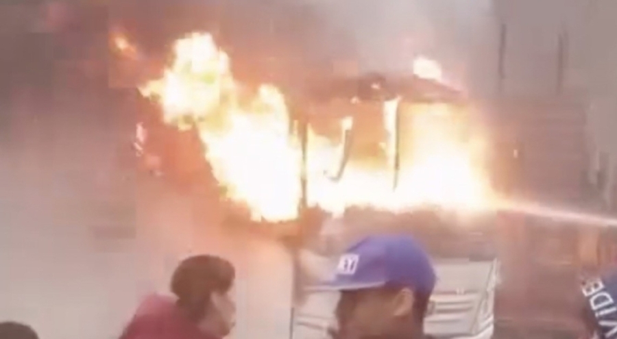 Bursa'da park halindeki servis midibüsü yandı, otomobile de sıçradı