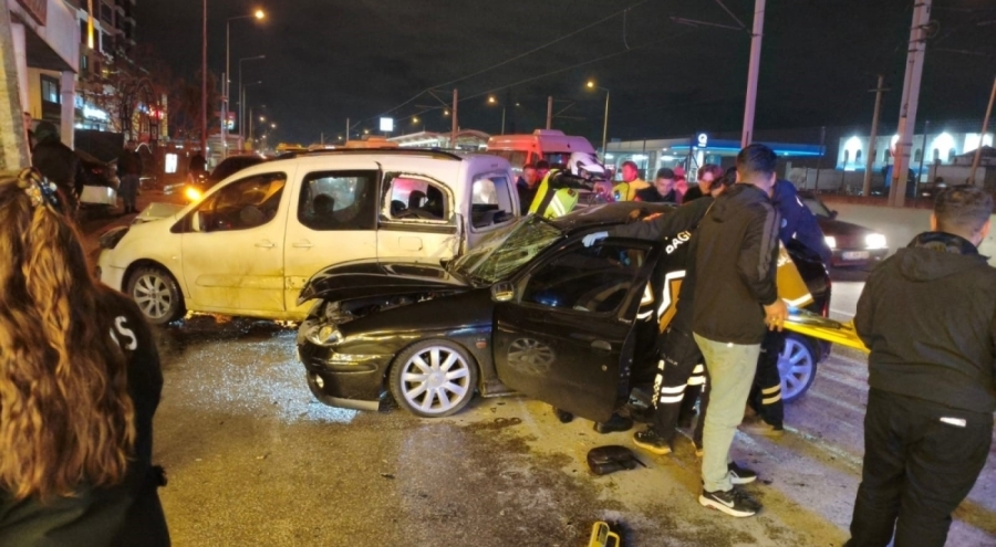 Bursa'da hız faciası: Park halindeki araçlara çarptı, 1'i ağır 4 yaralı