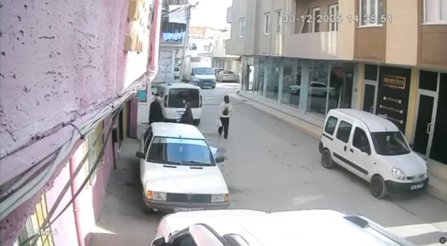 Bursa'da açık kalan kamyonet kapağı yoldan geçen genci yere serdi