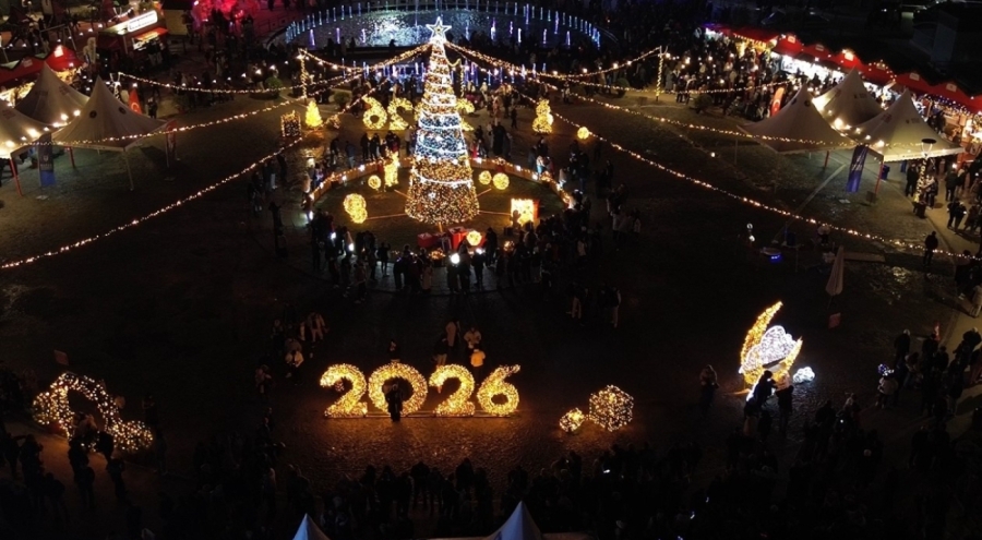 Bursa'da "Yeni Yıl Meydanı"nda binlerce kişi 2026'ya geri sayımla girdi