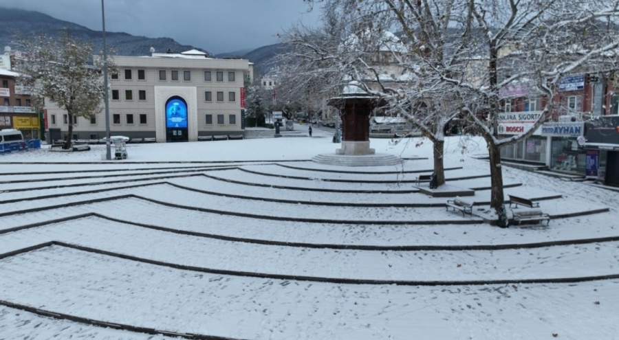 Bursa'da yılın ilk günü karla başladı, kent beyaza büründü