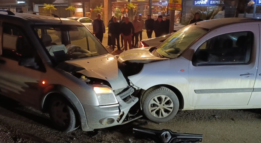 Bursa'da hafif ticari araçlar kafa kafaya çarpıştı: 3 yaralı