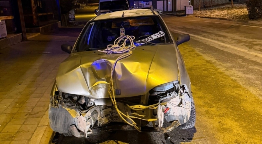 Bursa'da direğe çarpan otomobilde 1 kişi yaralandı