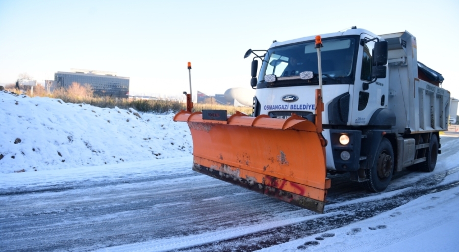 Osmangazi Belediyesi ekipleri tuzlama çalışmalarını sürdürüyor
