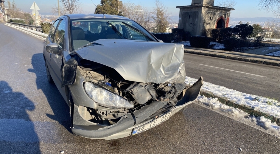 Bursa'da buzlanma kazası: 3 araç karıştı, 4 kişi yaralandı