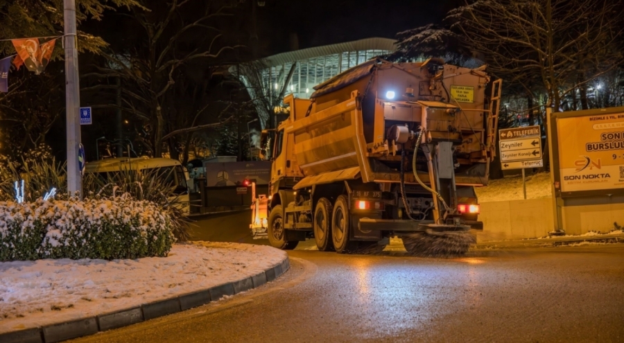 Büyükşehir ekiplerinden kar mesaisi