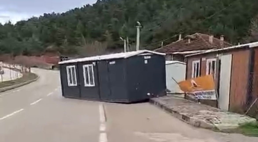 Bursa'da fırtına ortalığı dağıttı