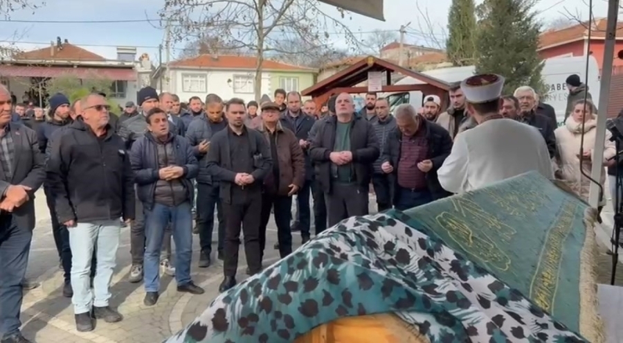 Elif Kumal gözyaşlarıyla toprağa verildi