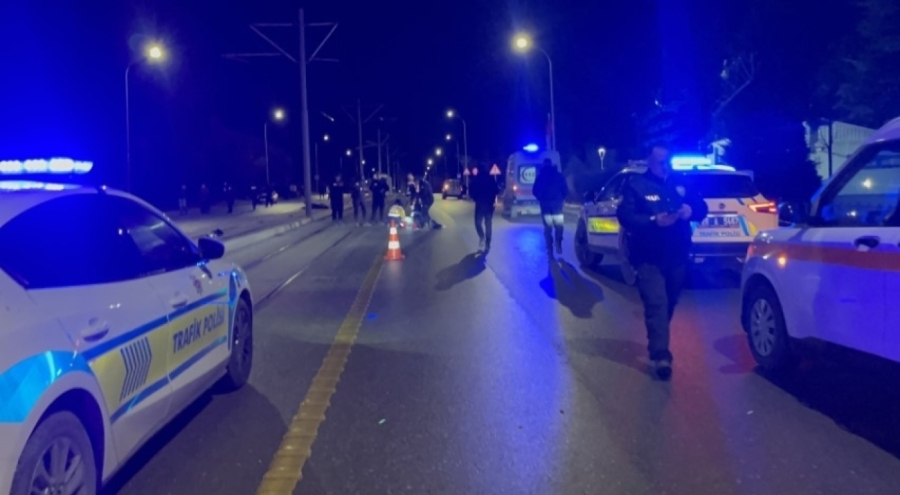 Tramvaydan inen 3 kişiye otomobil çarptı: 3 ölü