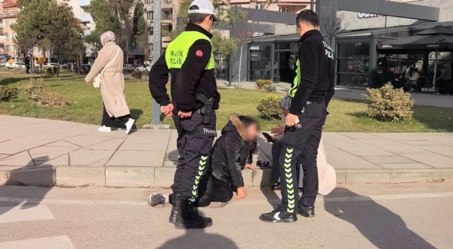 Bursa'da Yaya Geçidinde Otomobil Çarptı: 2 Kadın Yaralı