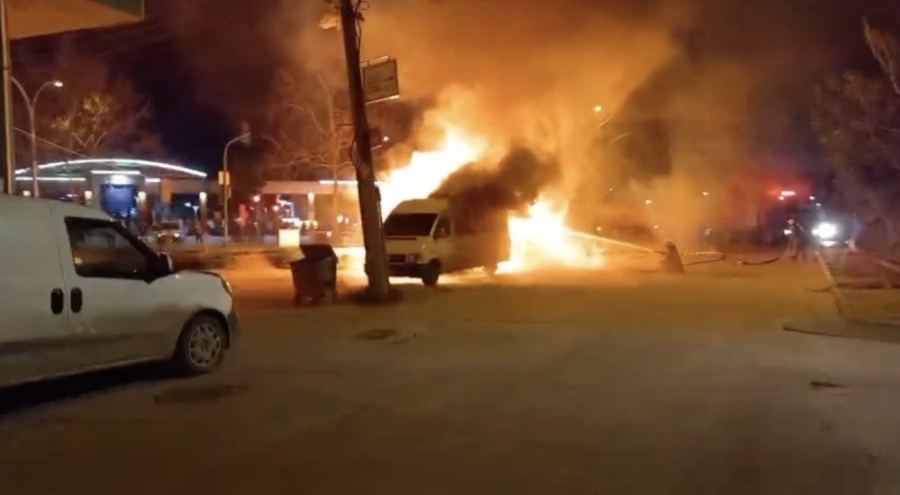 Bursa'da baraka yandı, minibüs kül oldu