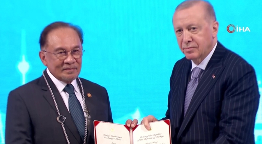 Erdoğan'dan Enver İbrahim'e Cumhuriyet Nişanı