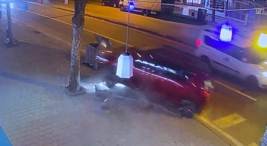 Bursa'da fren yerine gaza bastı, motosiklete çarptı