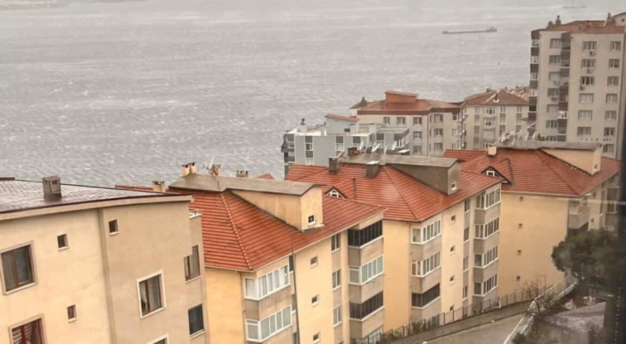 Bursa'da Fırtına çatıları uçurdu, ağaçlar devrildi