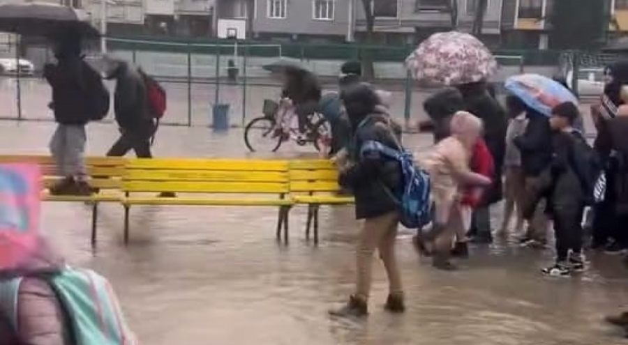 Bursa'da Okul bahçesi göle döndü