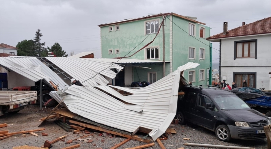 İznik'te şiddetli fırtına evin çatısını uçurdu