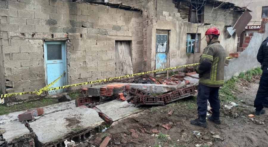 Bursa'da lodos can aldı. Lodosta yıkılan duvarın altında kalan genç