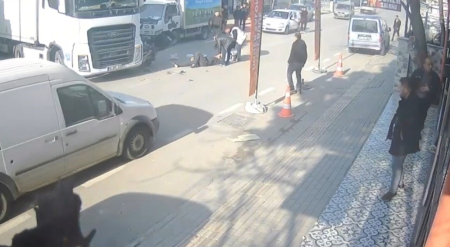 Bursa'da Motokurye tıra çarptı, metrelerce savruldu