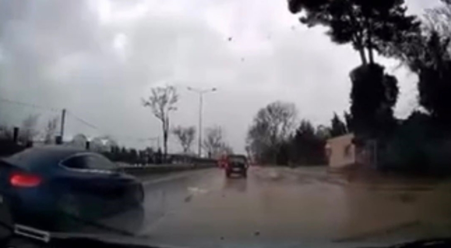 Bursa'da fırtına ağaçları devirdi