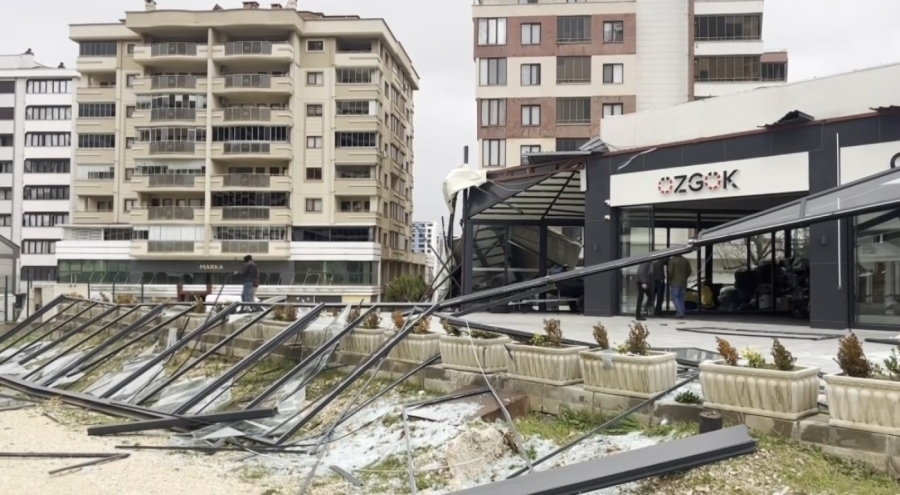 Bursa'da Fırtına çatıları uçurdu, karavanları devirdi