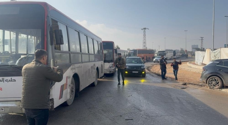 Teslim olan SDG'liler otobüslerle taşınıyor